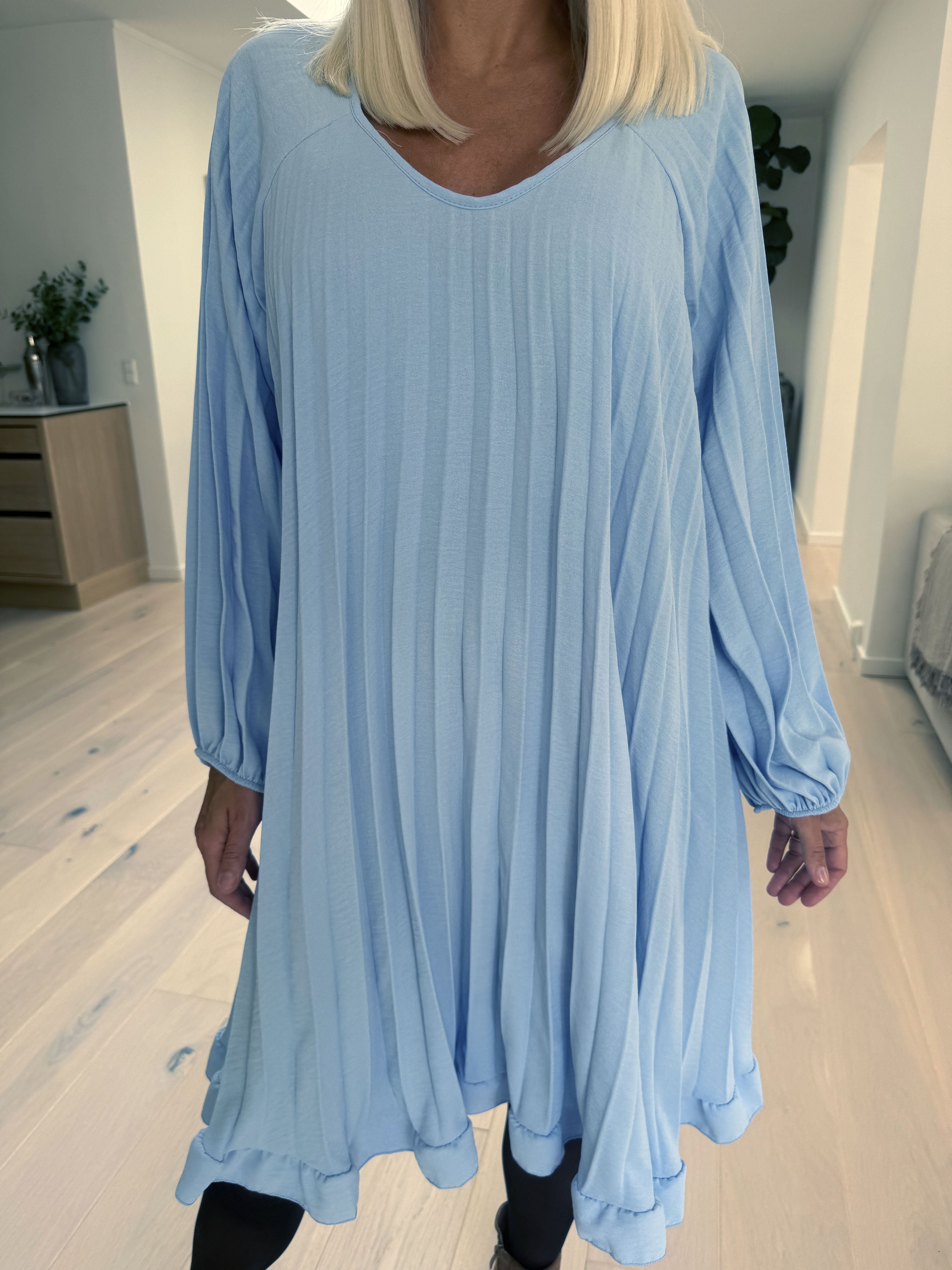 Santorini Dress - Sød langærmet kjole med plisseringer